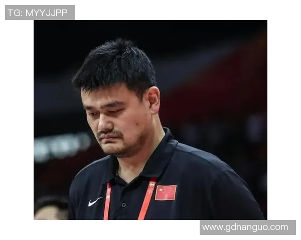 姚明粉丝热情合影留念记录篮球传奇瞬间与青春回忆