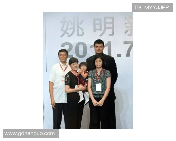 姚明母亲近况揭秘生活幸福家庭和谐展现温馨一幕