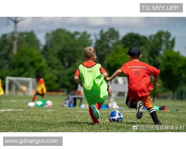 足球明星们的趣味玩耍高清视频大集合尽享球场之外的欢乐时光