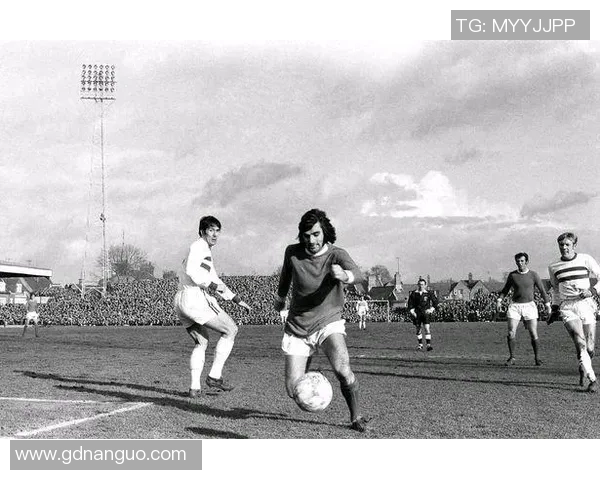 乔治与足球明星们的精彩合影展现了激情与友谊的瞬间