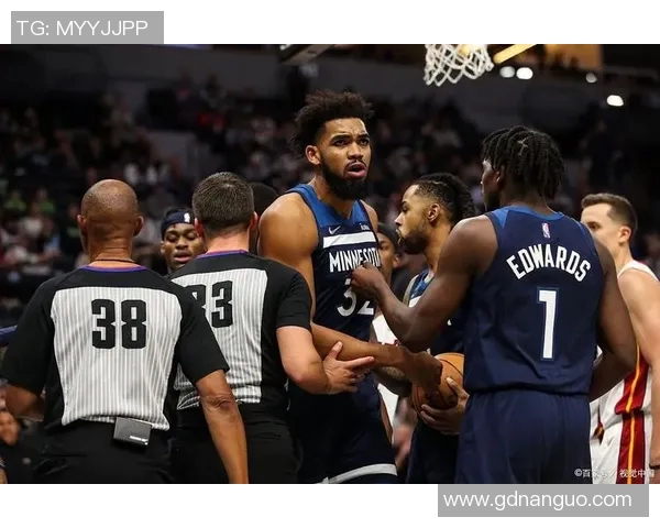 篮球火明星的荣耀与挑战：探讨他们在赛场内外的精彩人生与奋斗故事